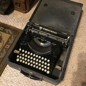 Vintage Underwood Portable Typewriter / Case  - Collectible Typewriter